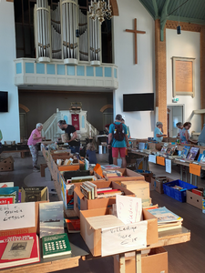 912003 Afbeelding van bezoekers aan de rommelmarkt annex boekenmarkt, georganiseerd door de Marekerk, in de kerk en op ...